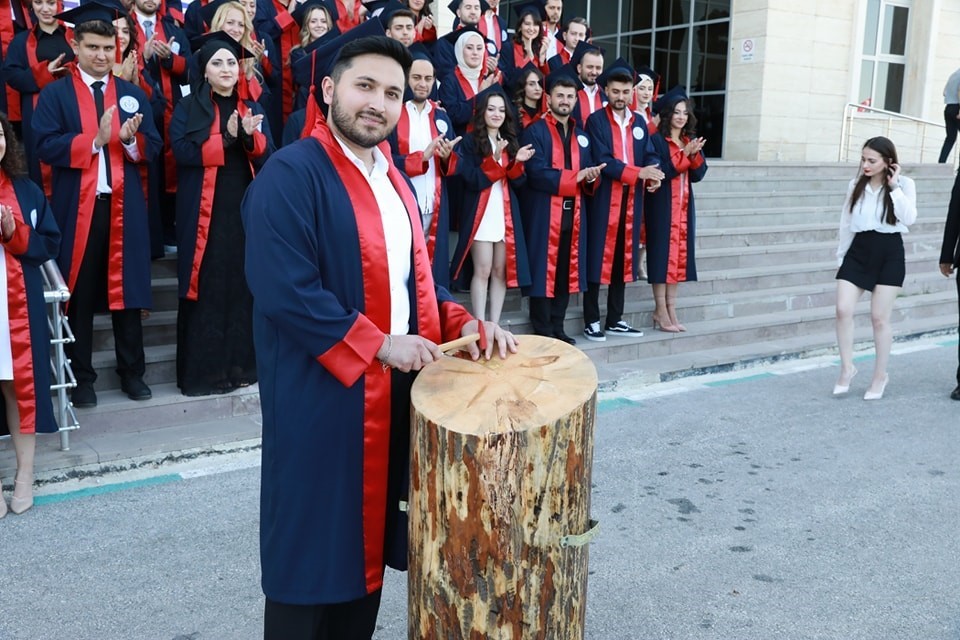 KSBÜ Diş Hekimliği Fakültesi’nde mezuniyet sevinci