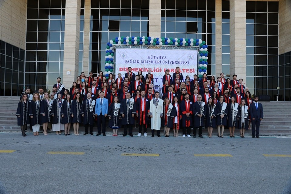 KSBÜ Diş Hekimliği Fakültesi’nde mezuniyet sevinci