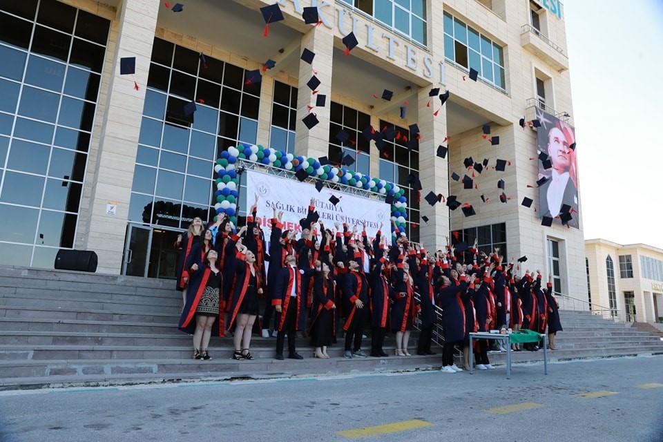 KSBÜ Diş Hekimliği Fakültesi’nde mezuniyet sevinci