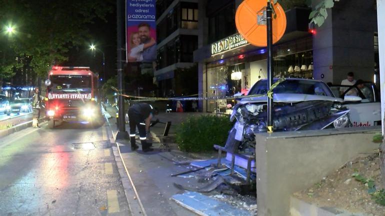 Kadıköy'de otomobil binanın doğal gaz kutusuna çarptı; apartman sakinleri tepki gösterdi