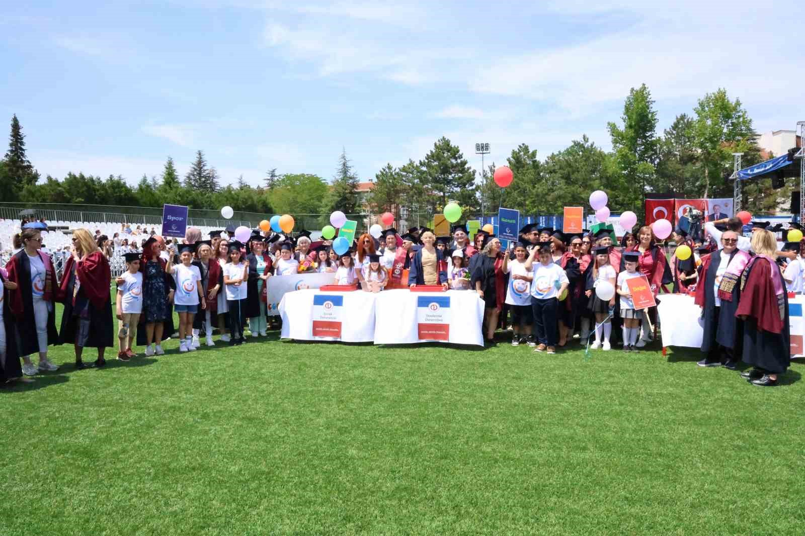 7’den 70’e mezuniyet sevinci yaşayan Anadolu Üniversitesi öğrencileri kep attı