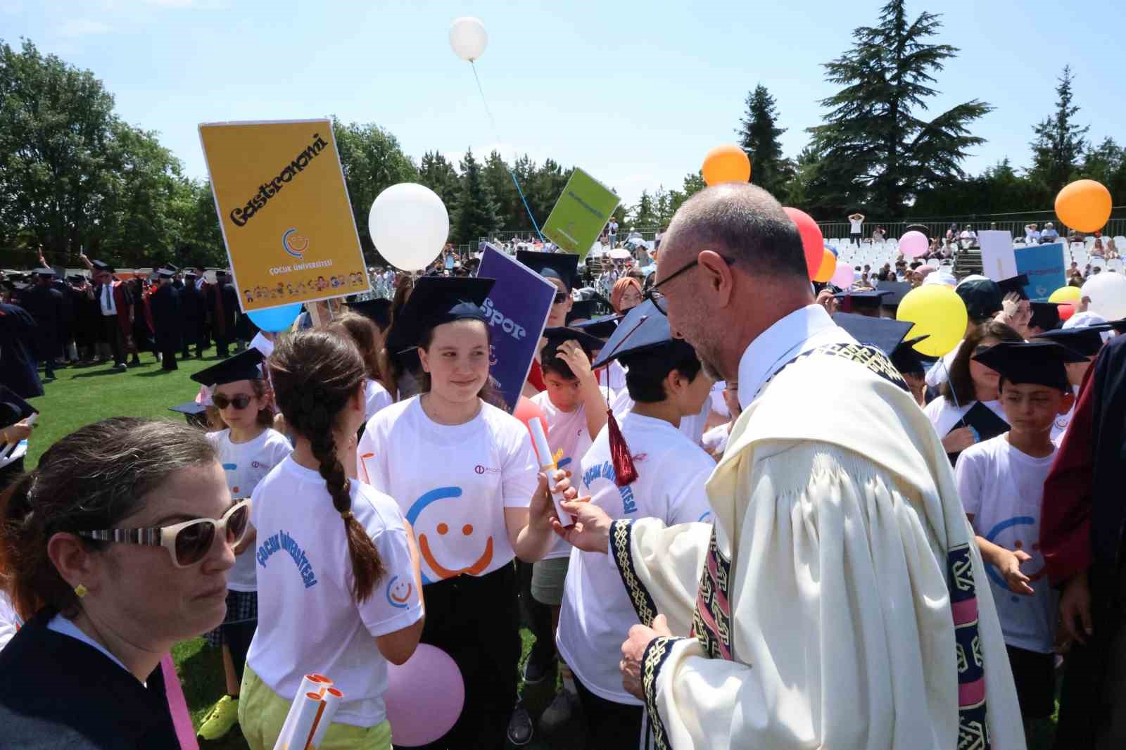 7’den 70’e mezuniyet sevinci yaşayan Anadolu Üniversitesi öğrencileri kep attı