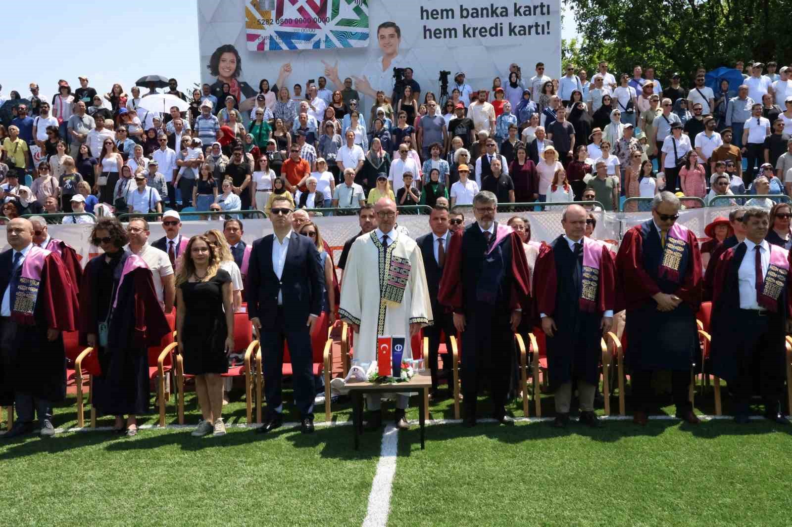 7’den 70’e mezuniyet sevinci yaşayan Anadolu Üniversitesi öğrencileri kep attı