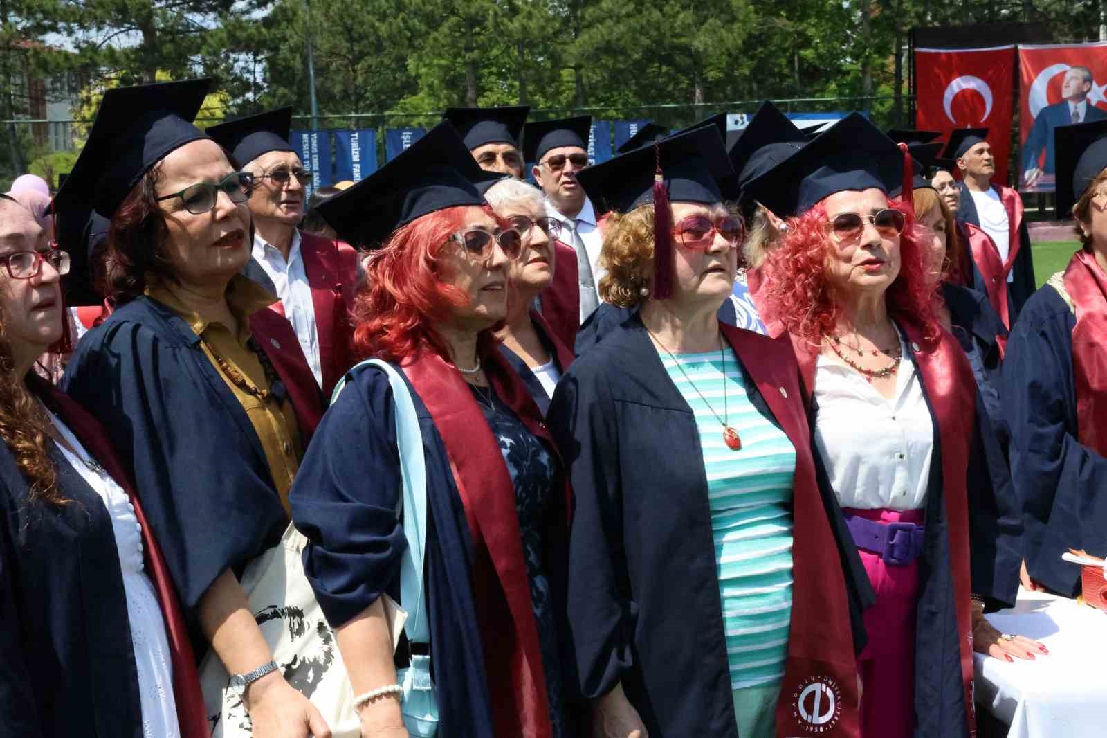 7’den 70’e mezuniyet sevinci yaşayan Anadolu Üniversitesi öğrencileri kep attı