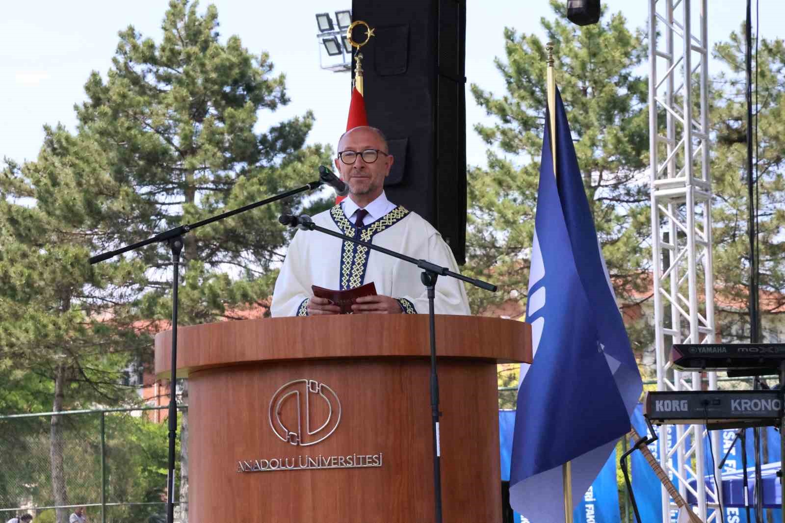 7’den 70’e mezuniyet sevinci yaşayan Anadolu Üniversitesi öğrencileri kep attı