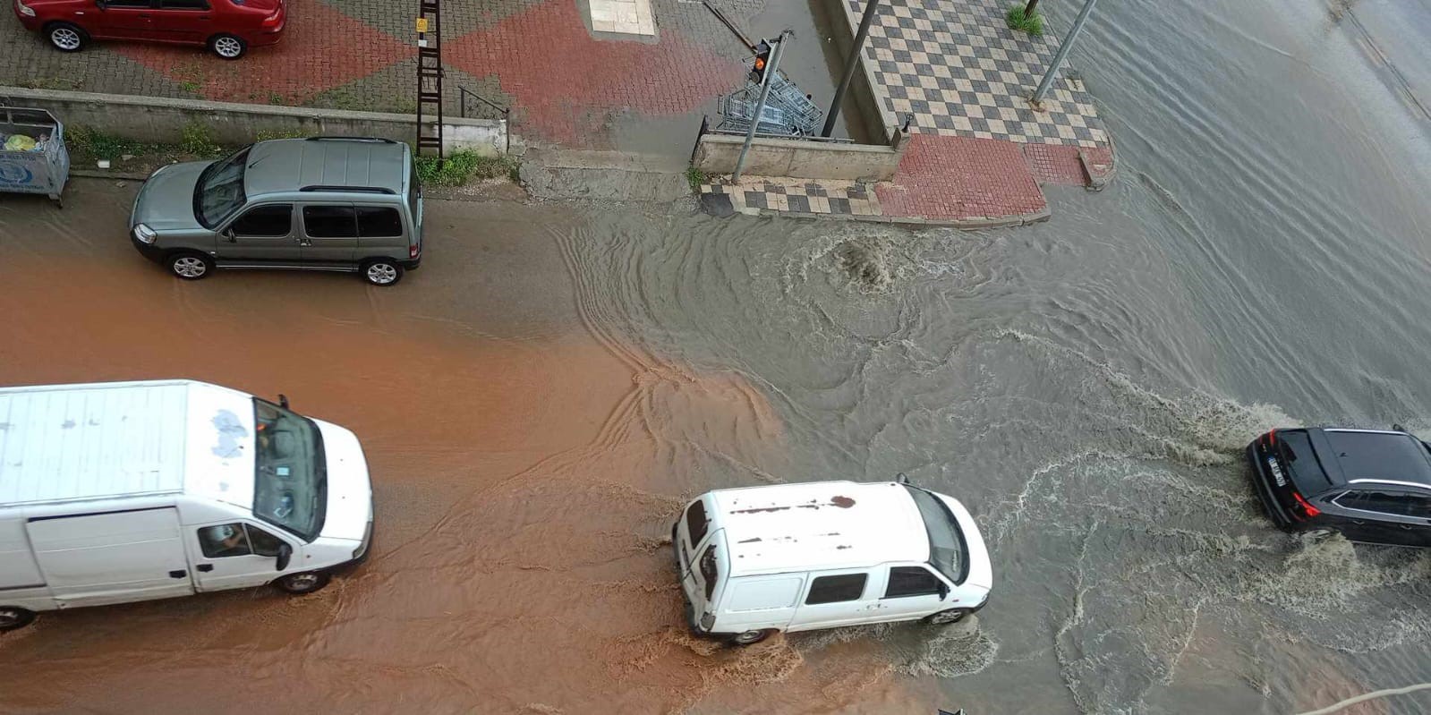 Kuvvetli sağanak yağış Bozüyük’te etkisini gösterdi