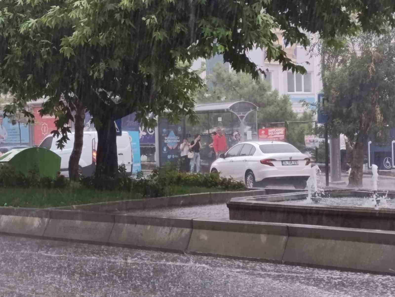 Afyonkarahisar’da sağanak yağış etkili oldu