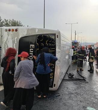 Tarsus'ta tarım işçilerini taşıyan midibüs devrildi: 12 yaralı