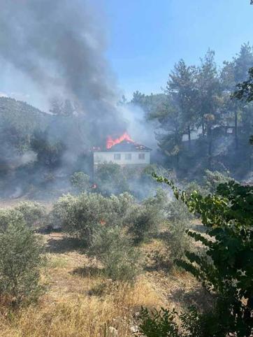 Evde çıkan yangın, bitişikteki ev, ahır ve ormana sıçradı; alevlere müdahale ediliyor