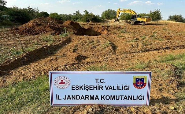 Tarihi eser bulmak için iş makinesiyle kaçak kazı yapan 10 şüpheli suçüstü yakalandı