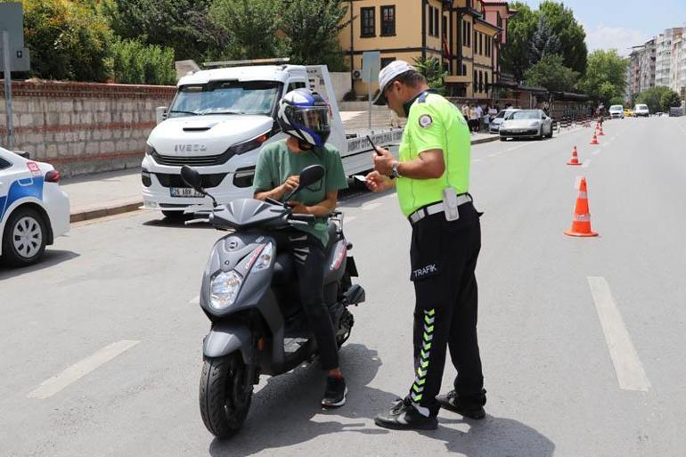 Ehliyetsiz motosiklet kullanırken yakalandı; 'Ceza yazılmasın diye kaçmaya çalıştım, olmadı' dedi