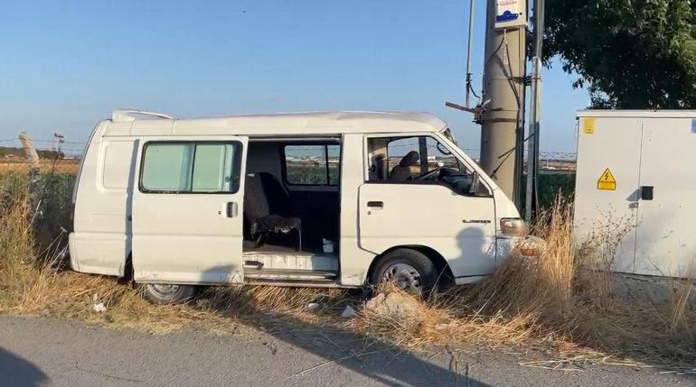 Silivri'de evin önündeki minibüsü kaçıran çocuklar kaza yaptı: 2 yaralı