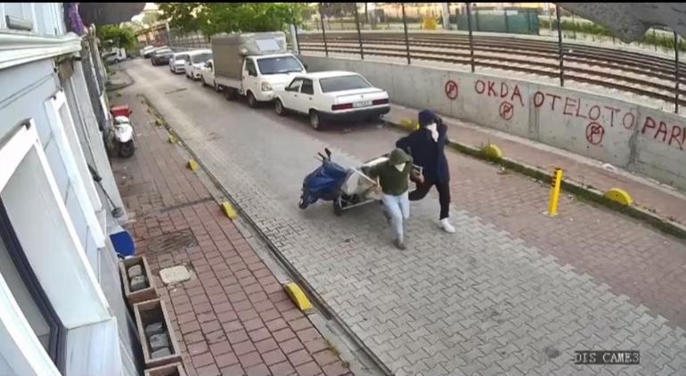 Fatih'te motosikleti el arabasına yükleyerek çalan şüpheliler kamerada