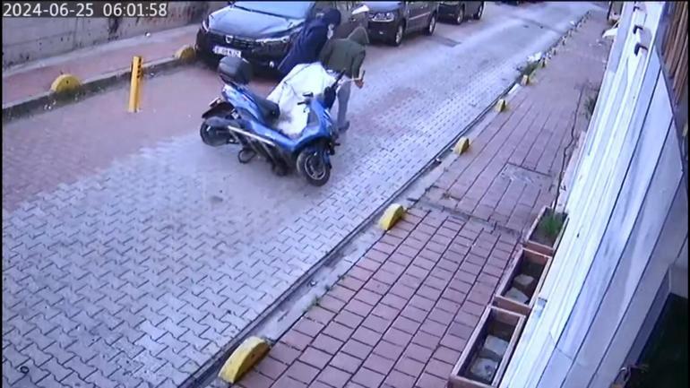 Fatih'te motosikleti el arabasına yükleyerek çalan şüpheliler kamerada