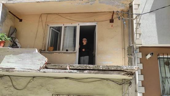 Kağıthane’de kamyonun çarptığı balkon yıkıldı; o anlar kamerada