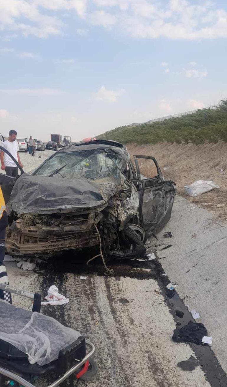 Aksaray'da otomobil, bariyerlere çarptı; kayınvalide öldü, eşi ile gelini yaralı