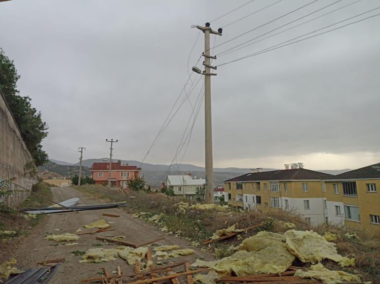 Tosya'da fırtına etkili oldu; lisenin çatısı uçtu, o anlar kamerada