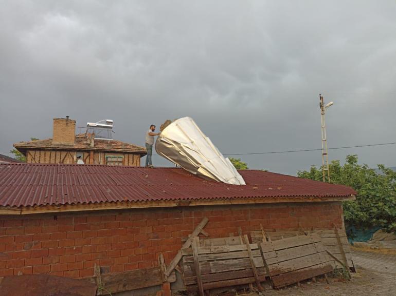 Tosya'da fırtına etkili oldu; lisenin çatısı uçtu, o anlar kamerada