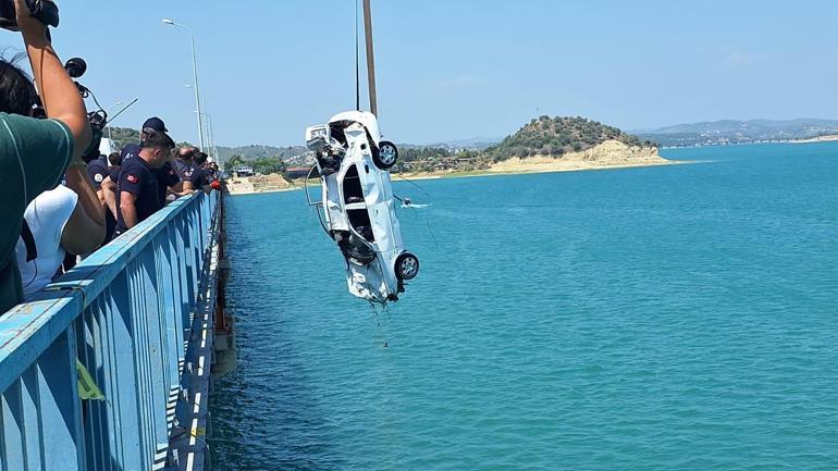 Otomobilin yoldan çıkıp Seyhan Gölü'ne düşmesi sonucu 4 kişinin öldüğü kaza kamerada