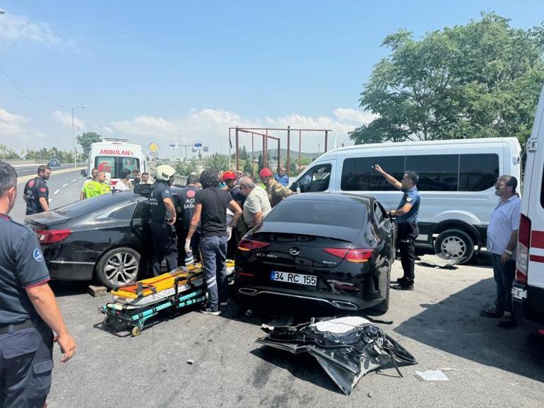 Tuzla'da kavşağa giren otomobil kaza yaptı: 2'si çocuk 3 yaralı