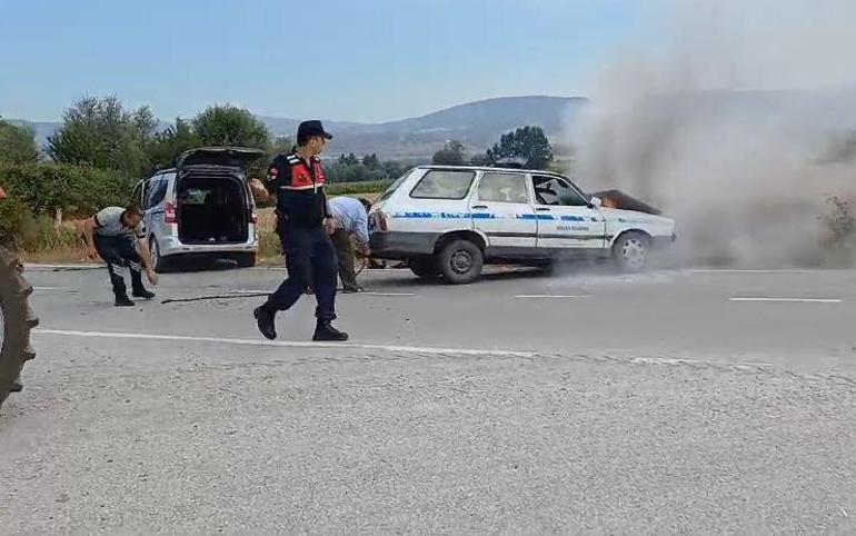 Kaza sonrası otomobil yanmaya başladı, jandarma söndürdü