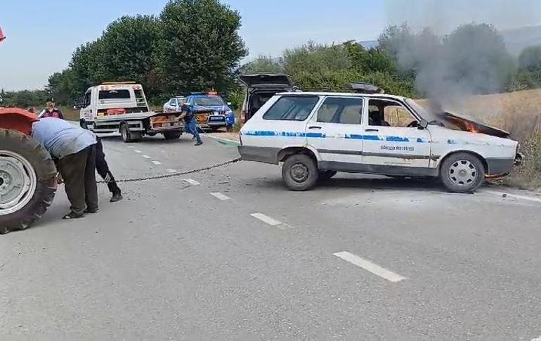 Kaza sonrası otomobil yanmaya başladı, jandarma söndürdü