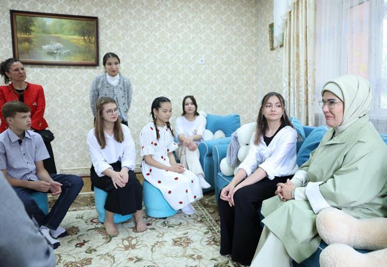 Emine Erdoğan, Astana'da yetimhane ziyaret etti