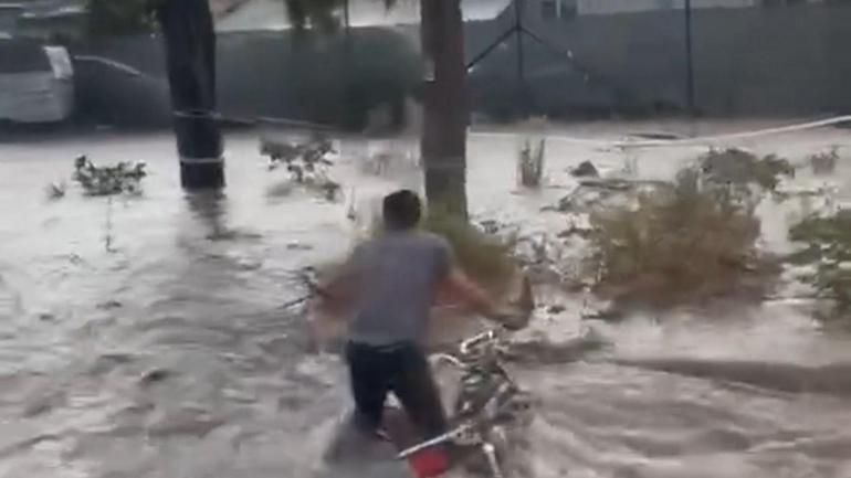 İskenderun'da sağanak, trafikte aksamalara neden oldu