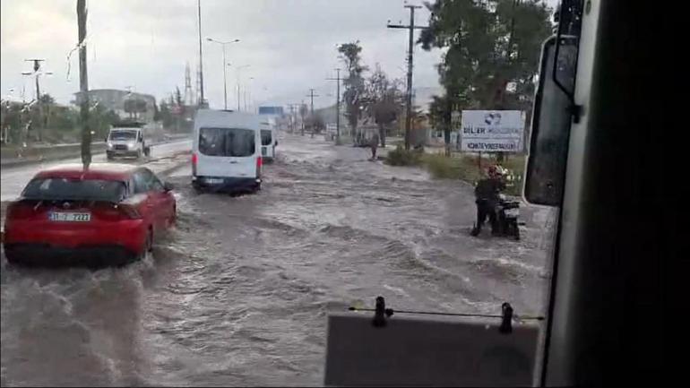 İskenderun'da sağanak, trafikte aksamalara neden oldu