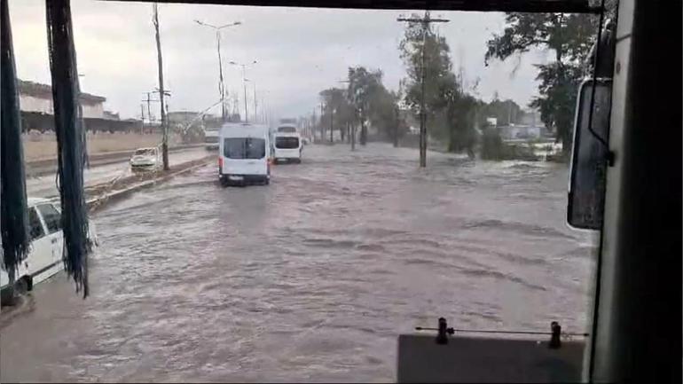 İskenderun'da sağanak, trafikte aksamalara neden oldu