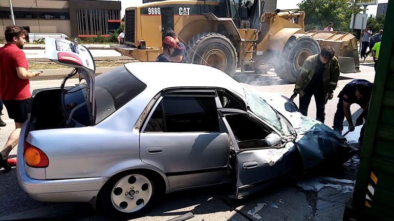 TIR, otomobilin üzerine devrildi: 1'i çocuk 2 yaralı