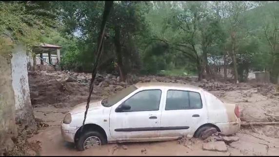 Selde otomobil ve traktörler sürüklendi, 16 ev ve ahır kullanılamaz hale geldi