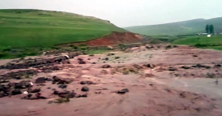 Kars ve Ardahan’da sel suları köy yollarına zarar verdi