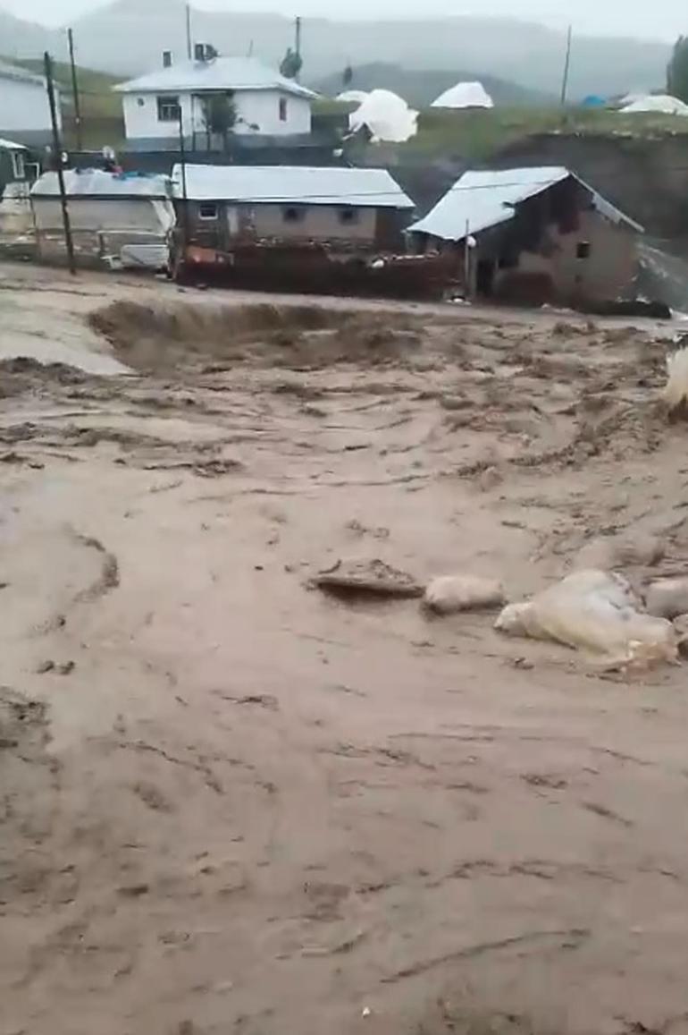 Ağrı’da çobanı yıldırım çarptı, sel suları otomobili sürükledi