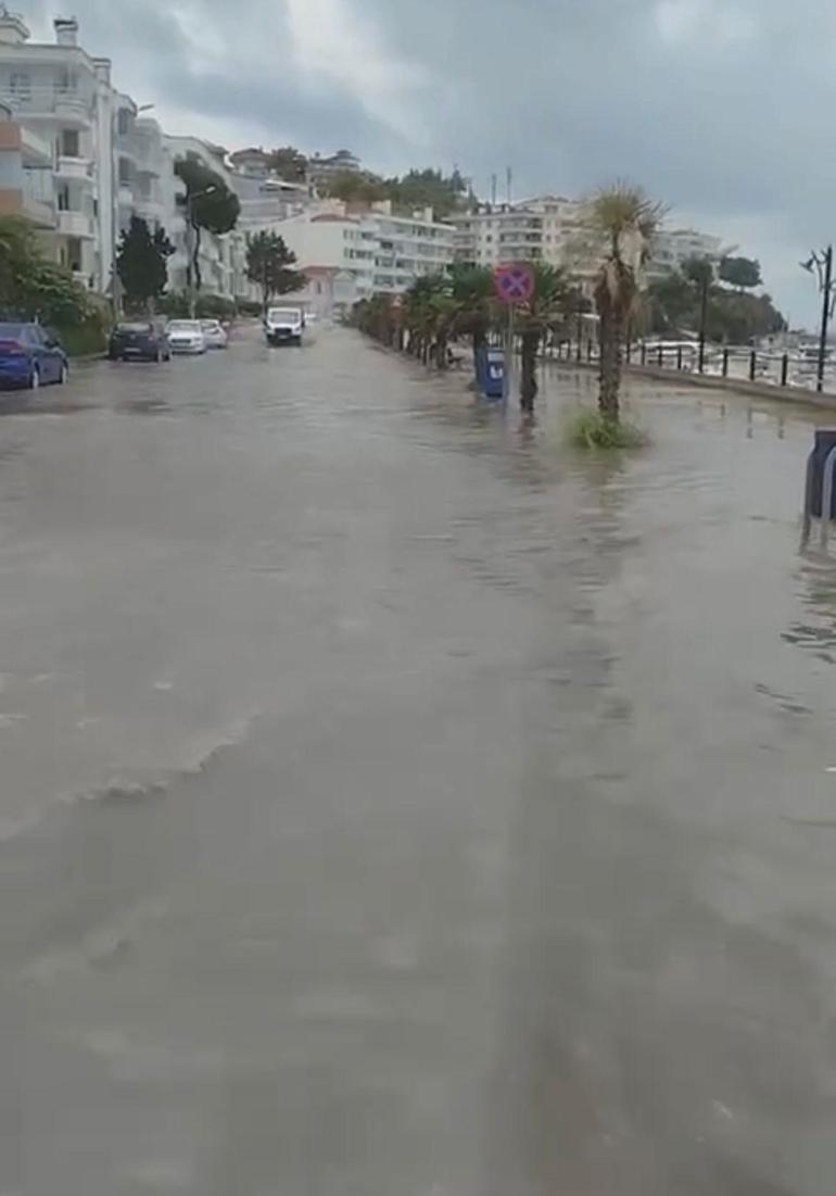 Mudanya'da sağanak, sahil yolunu göle çevirdi