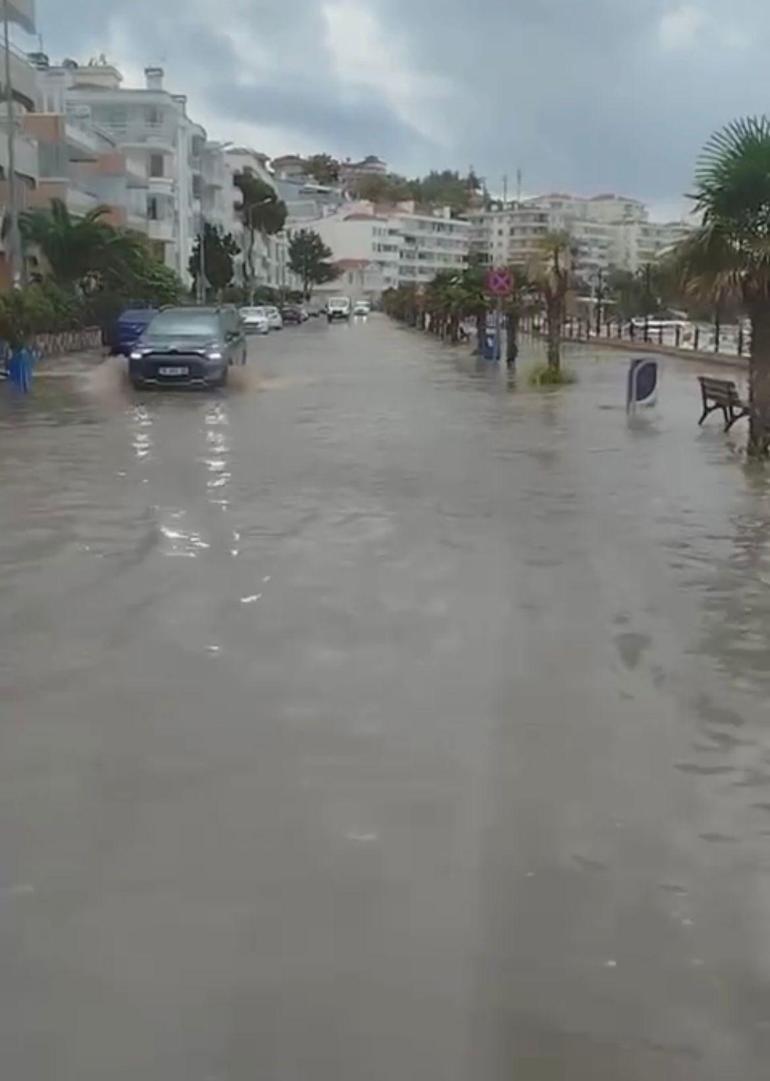 Mudanya'da sağanak, sahil yolunu göle çevirdi