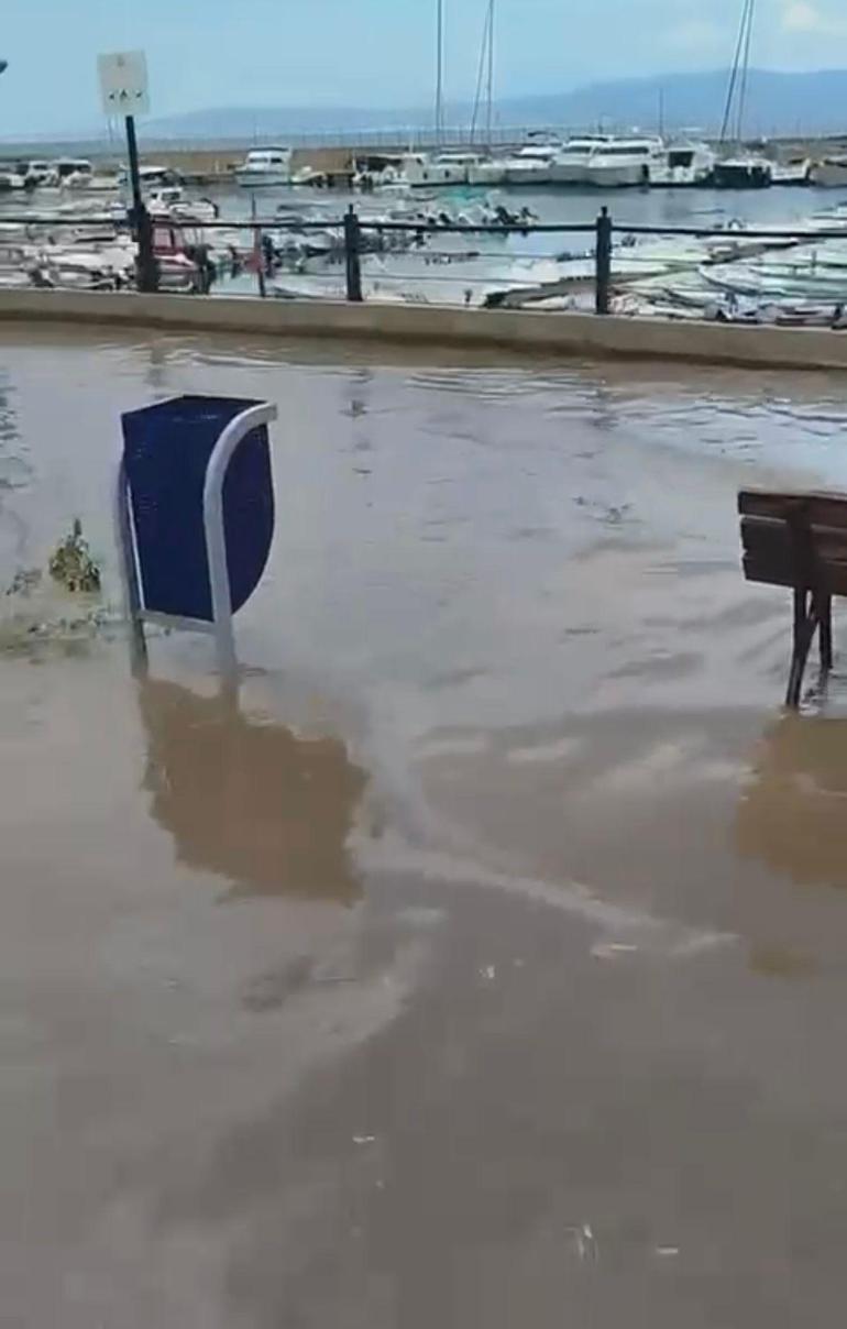 Mudanya'da sağanak, sahil yolunu göle çevirdi