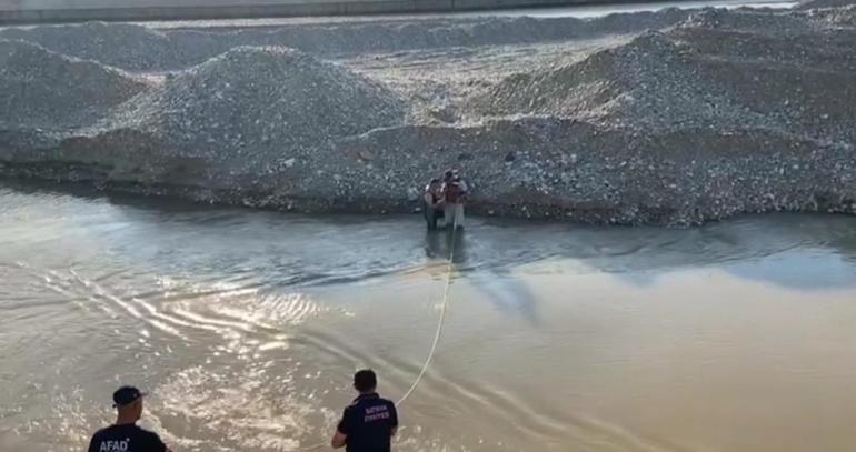 Balık tutmak için gittikleri çayda sular yükselince mahsur kaldılar