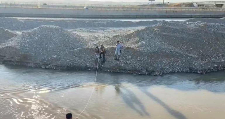 Balık tutmak için gittikleri çayda sular yükselince mahsur kaldılar