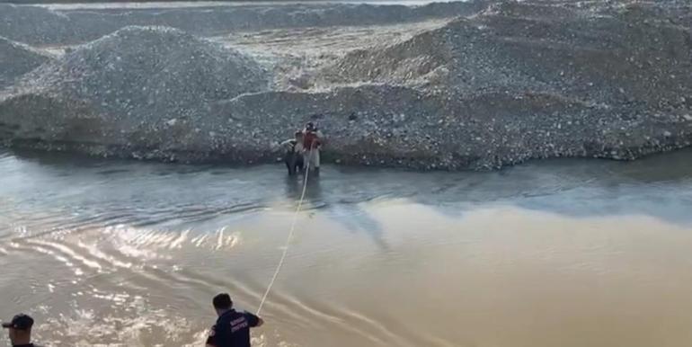 Balık tutmak için gittikleri çayda sular yükselince mahsur kaldılar