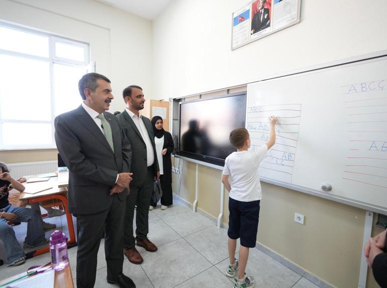 Bakan Tekin'den, Gazzeli çocuklara ziyaret