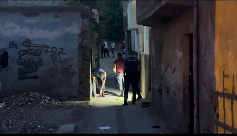 Diyarbakır'da silahlı kavgada 1'i yoldan geçen 2 kişi yaralandı; sağlıkçılar arada kaldı