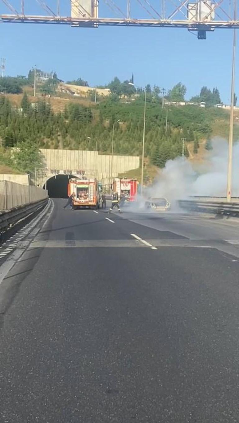 TEM'de otomobilde çıkan yangın ağaçlara sıçradı; 7 kilometrelik araç kuyruğu oluştu