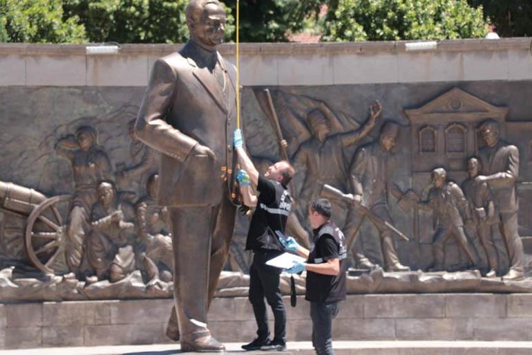 Atatürk Anıtı'na baltalı saldırı sanığı dayı-yeğene 3'er yıl kadar hapis istemi