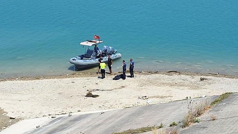 Adana'da otomobil göle düştü; sürücü, eşi ve 2 çocuğu öldü