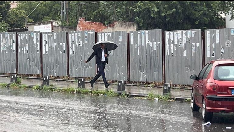 Kartal'da sağanak etkili oldu; hazırlıksız yakalanan vatandaşlar zor anlar yaşadı