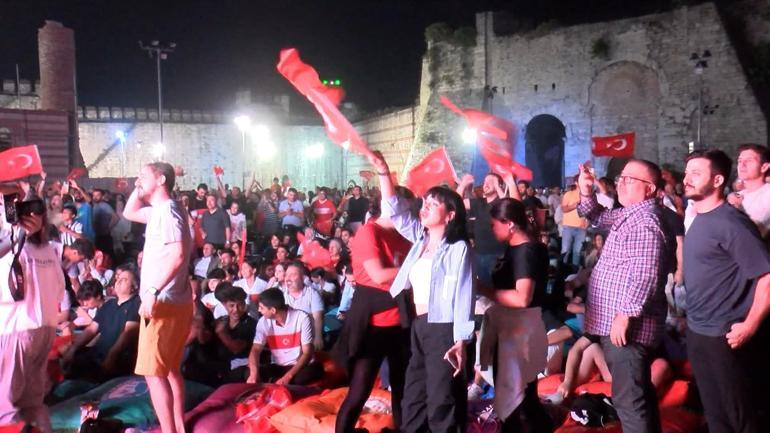İstanbul Valisi Gül maçı yüzlerce kişi ile Yedikule'de seyretti