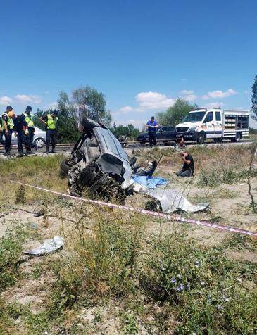 Tır'la çarpışan otomobildeki çift ve 4 yaşındaki kızları öldü