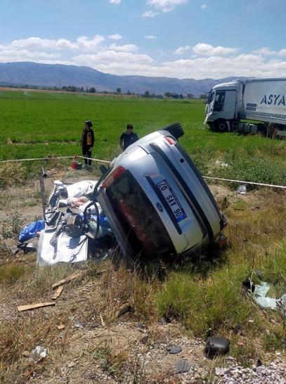 Tır'la çarpışan otomobildeki çift ve 4 yaşındaki kızları öldü