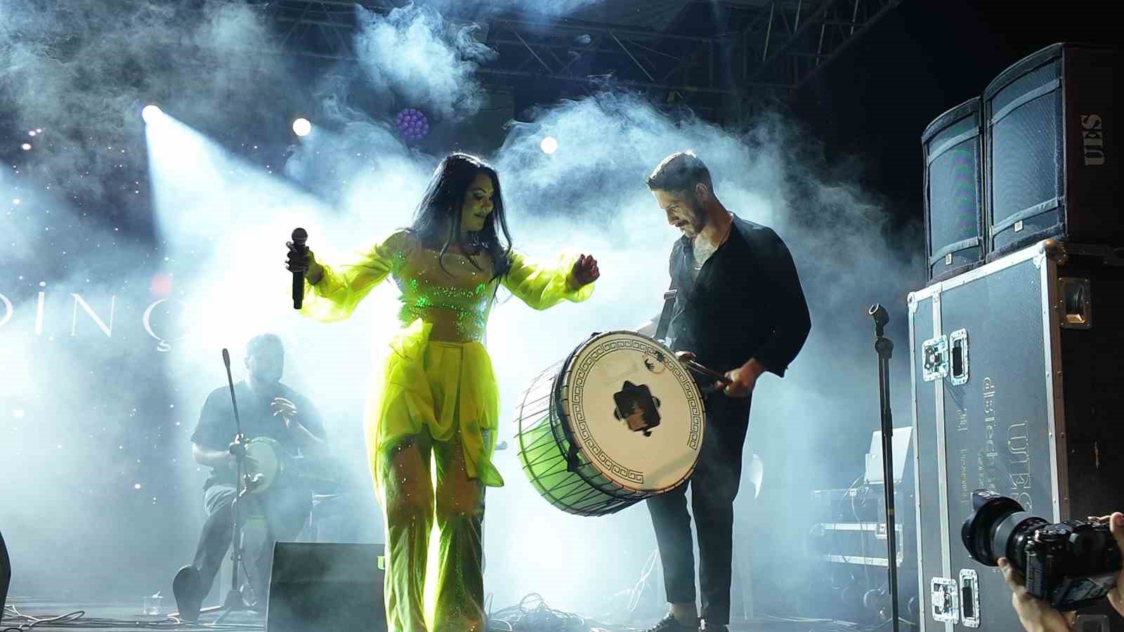 Şarkıcı Ayşe Dinçer, Gediz Tarhana Festivali’nde sahne aldı